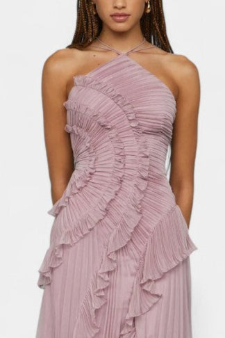 Seraphina | Vestido Halter Plisado con Bajo Asimétrico Elegante