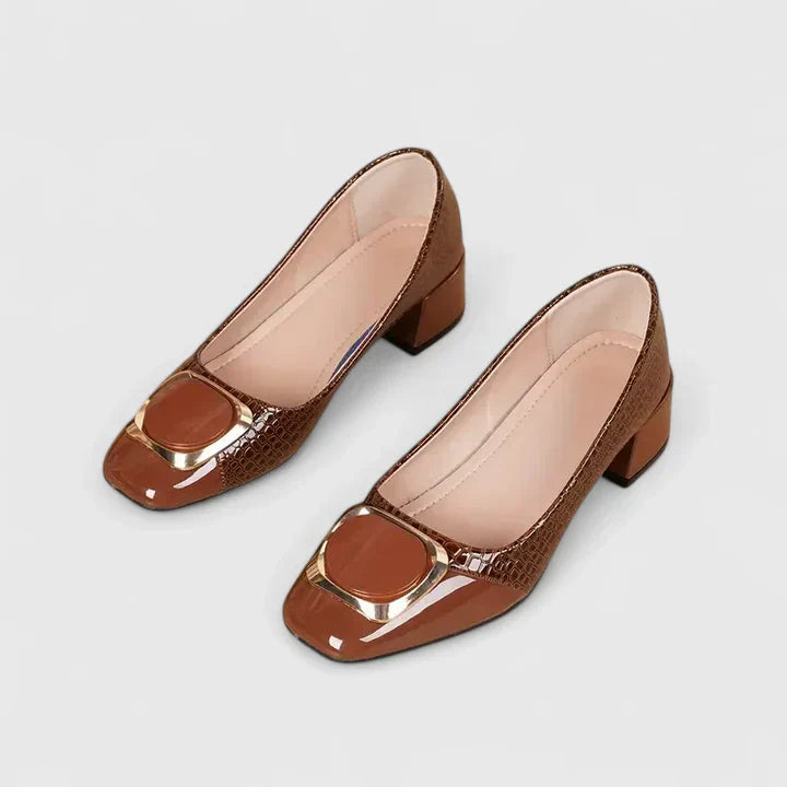 Ophelia | Mocasines de Tacón Bloque con Cadena Dorada y Textura Cocodrilo