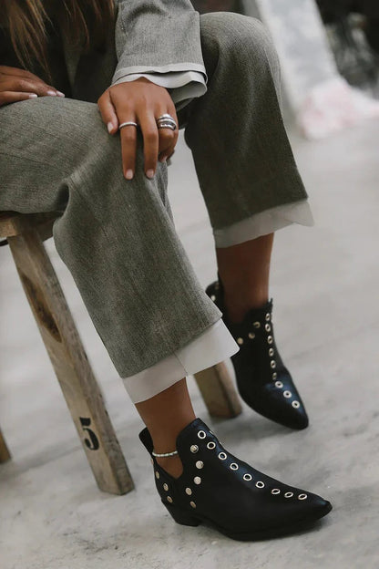 Botines Punk con Tachuelas y Hebilla – Estilo Rock Atrevido con Punta Afilada