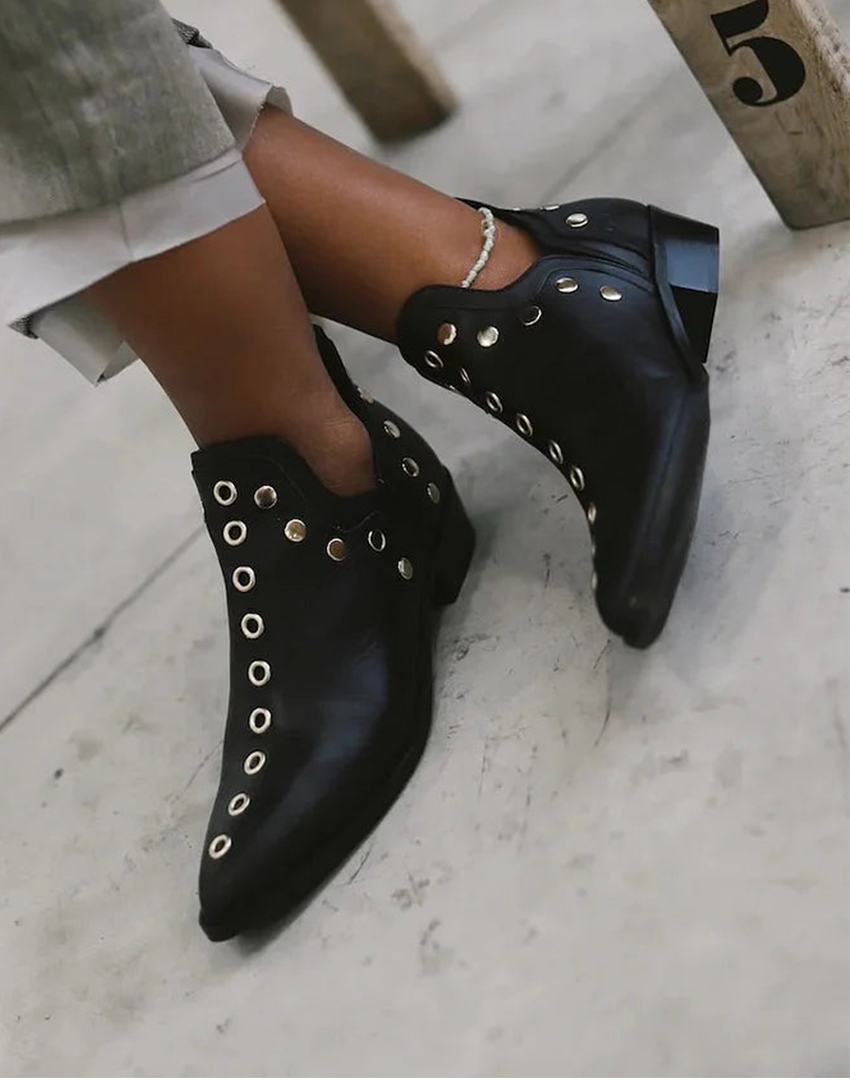 Botines Punk con Tachuelas y Hebilla – Estilo Rock Atrevido con Punta Afilada