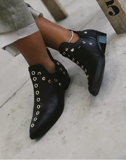 Botines Punk con Tachuelas y Hebilla – Estilo Rock Atrevido con Punta Afilada