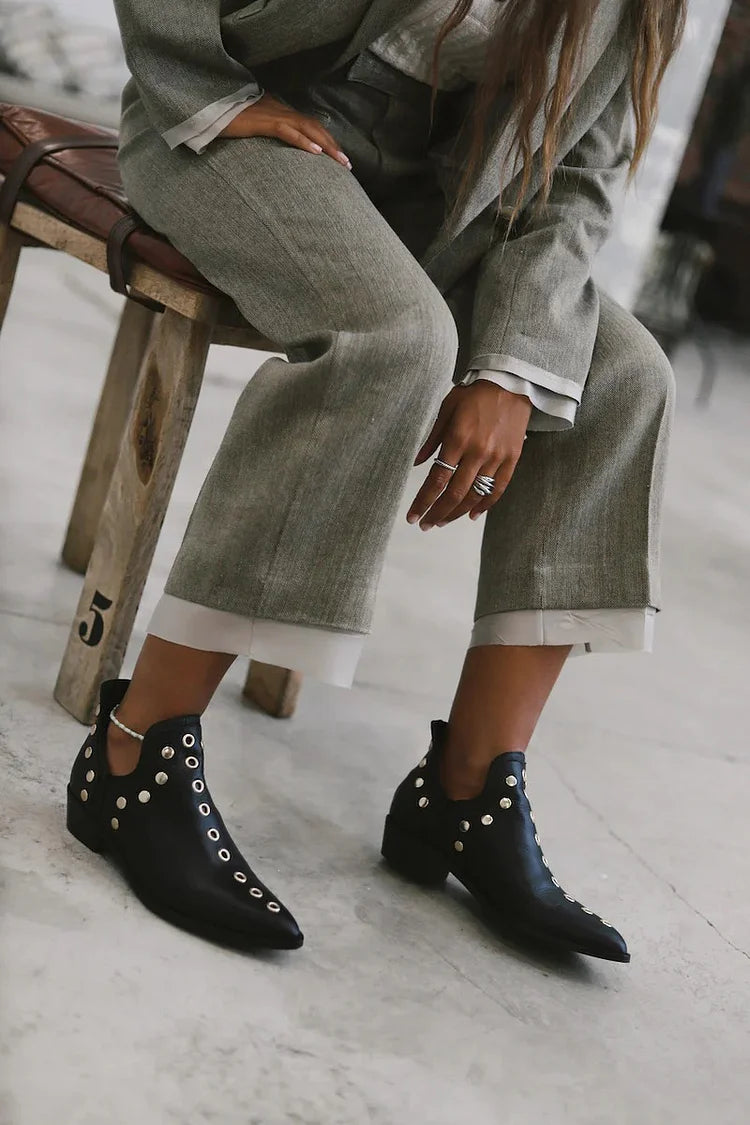 Botines Punk con Tachuelas y Hebilla – Estilo Rock Atrevido con Punta Afilada