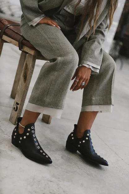 Botines Punk con Tachuelas y Hebilla – Estilo Rock Atrevido con Punta Afilada