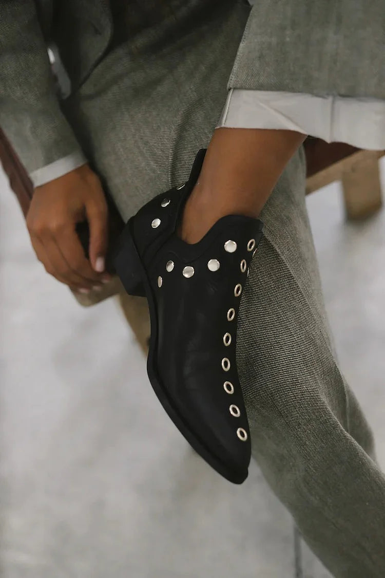 Botines Punk con Tachuelas y Hebilla – Estilo Rock Atrevido con Punta Afilada