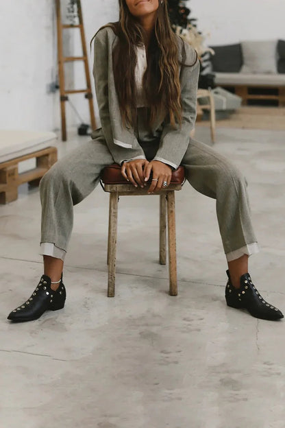 Botines Punk con Tachuelas y Hebilla – Estilo Rock Atrevido con Punta Afilada