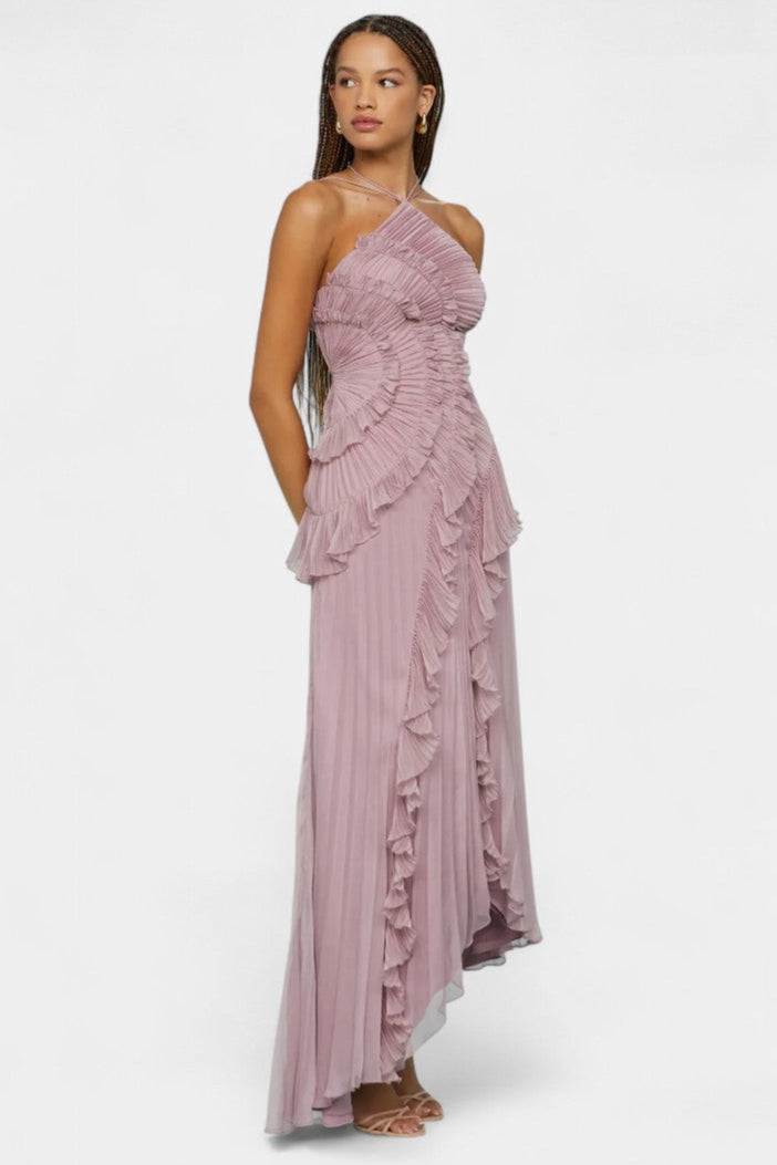 Seraphina | Vestido Halter Plisado con Bajo Asimétrico Elegante