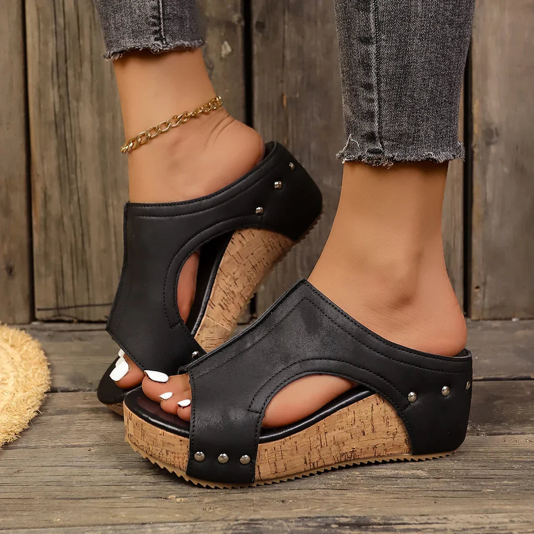Momount Mujer Mules con Cuña de Corcho – Cuero Tachuelas Punta Abierta Recortes Slip-On