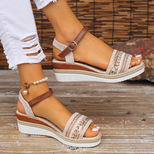 Belcantara | Sandalias de Cuña Trenzada con Hebilla – Comodidad