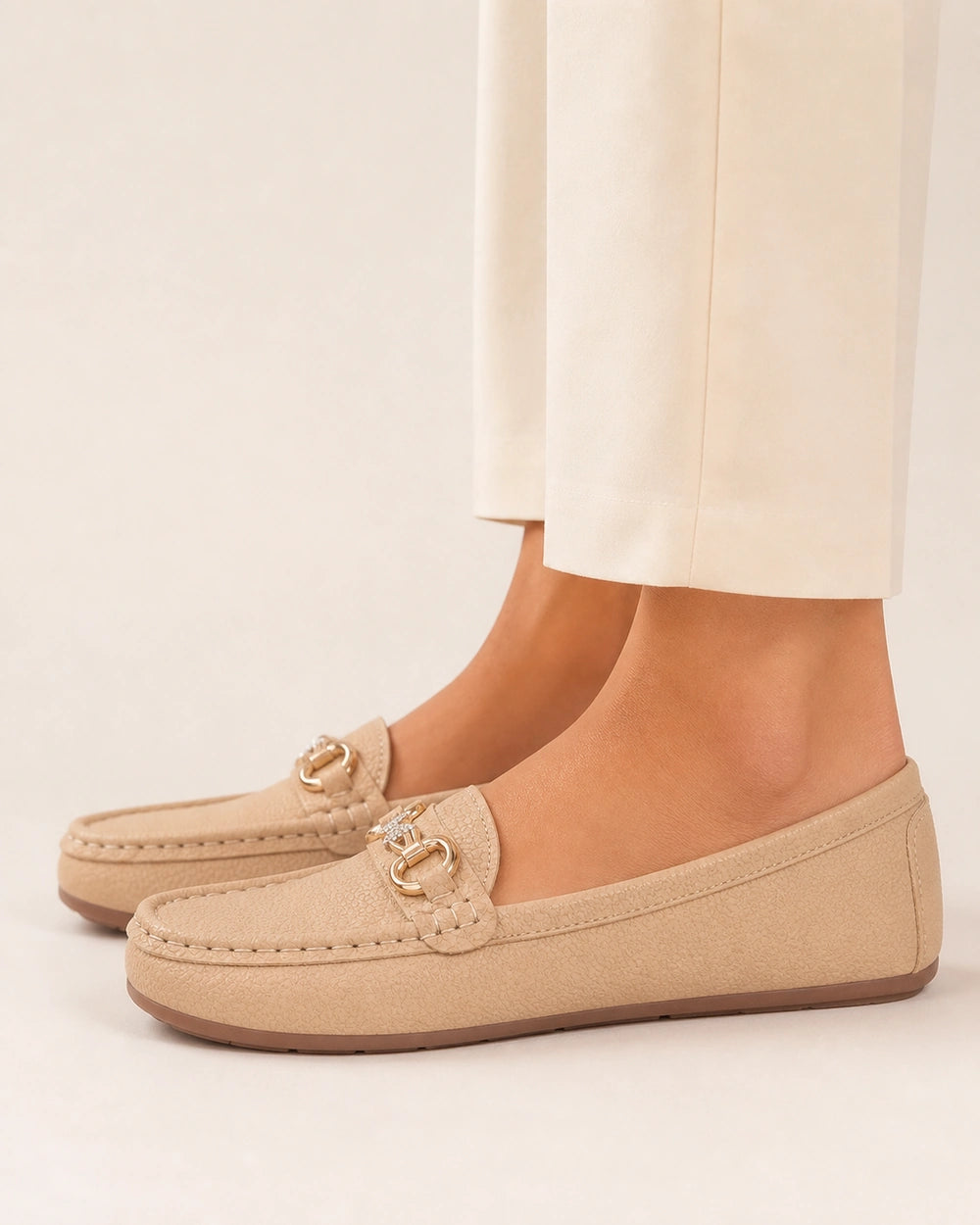 Mocasines de mujer con cadena dorada — Imagen del producto 4