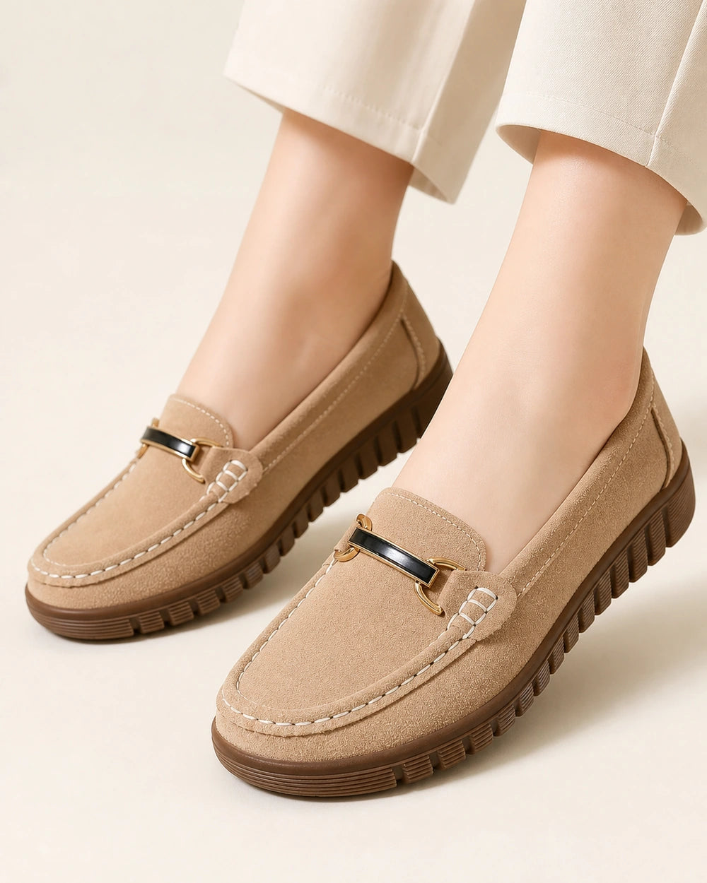 Mocasines con suela chunky y hebilla dorada — Imagen del producto 1