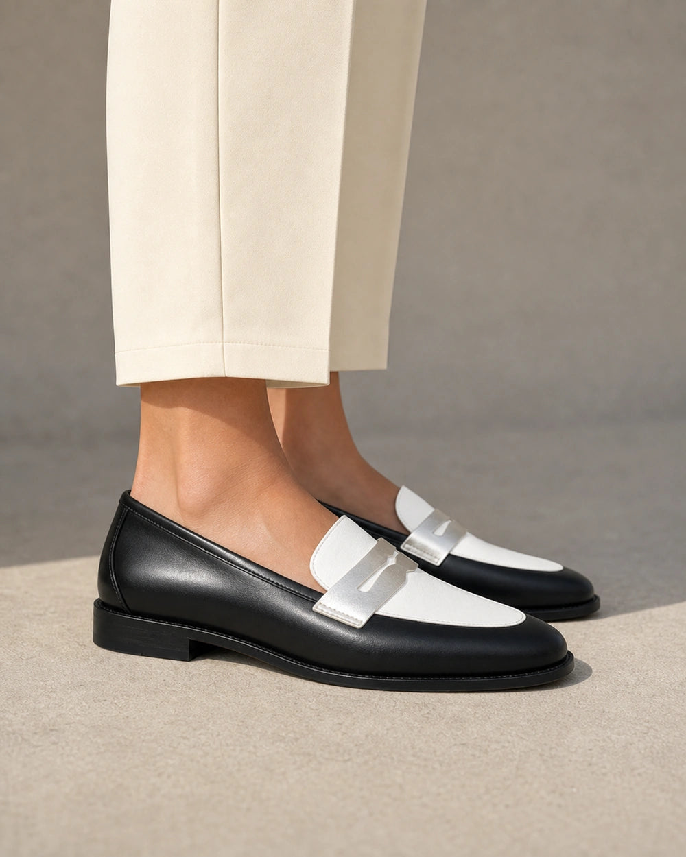 Mocasines blancos y negros con antifaz plateado — Imagen del producto 4