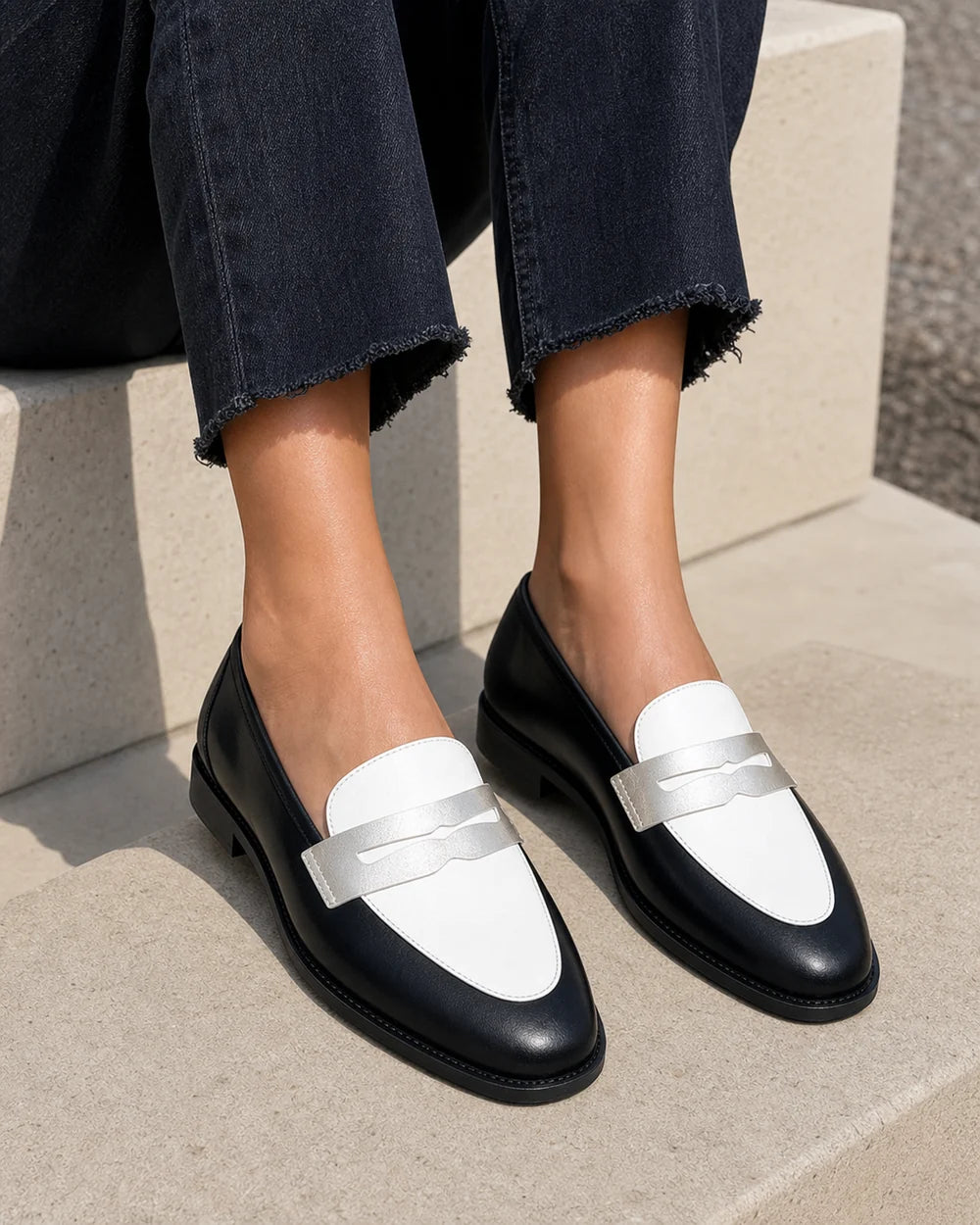 Mocasines blancos y negros con antifaz plateado — Imagen del producto 8