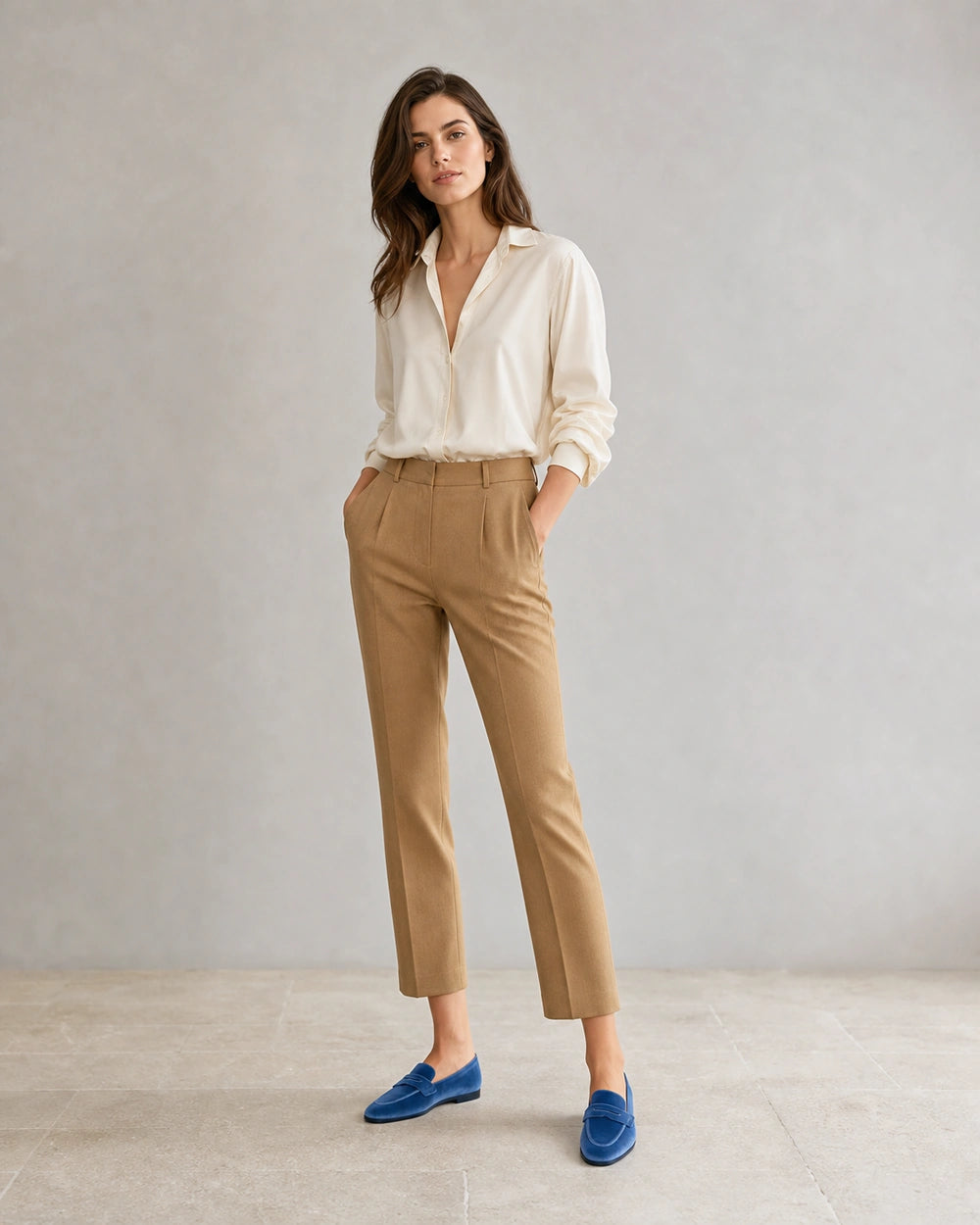 Mocasines azules con antifaz tono sobre tono — Llevado por una modelo