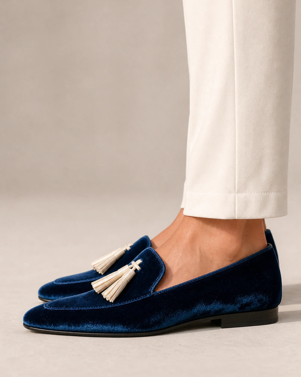 Mocasines azules de textura aterciopelada y borlas — Imagen del producto 4