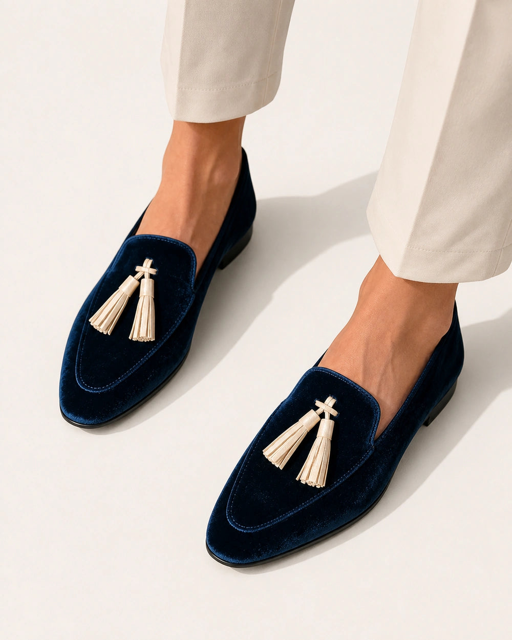 Mocasines azules de textura aterciopelada y borlas — Imagen del producto 5