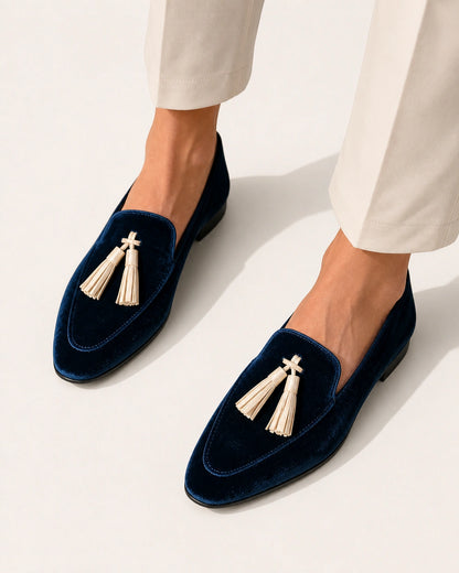 Mocasines azules de textura aterciopelada y borlas — Imagen del producto 5
