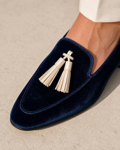 Mocasines azules de textura aterciopelada y borlas — Imagen del producto 6