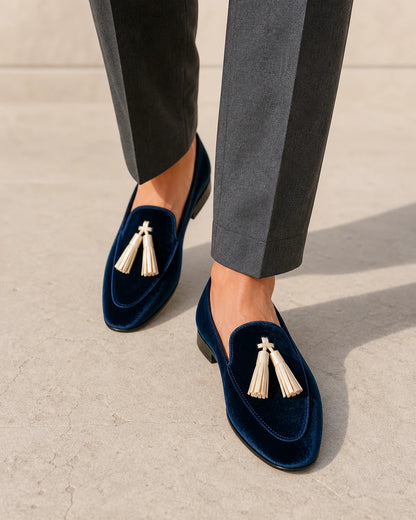 Mocasines azules de textura aterciopelada y borlas — Imagen del producto 7