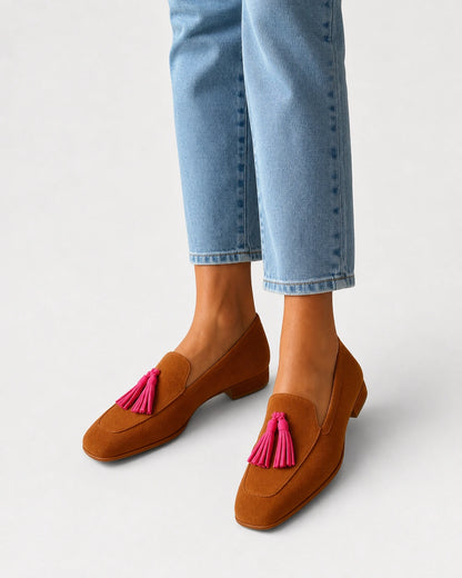 Mocasines color coñac con borlas rosas — Imagen del producto 2
