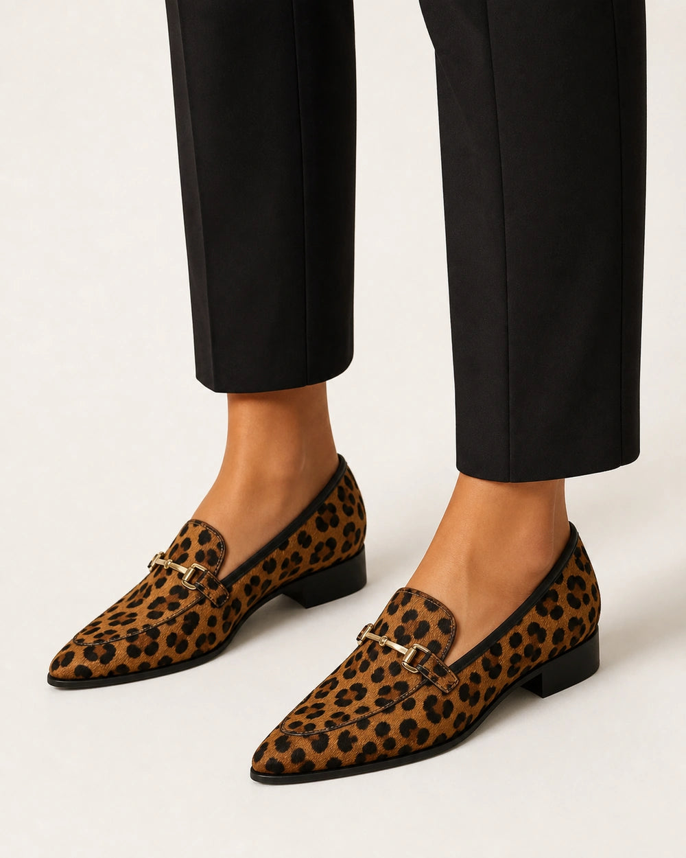 Mocasines leopardo de punta con hebilla metálica — Imagen del producto 2