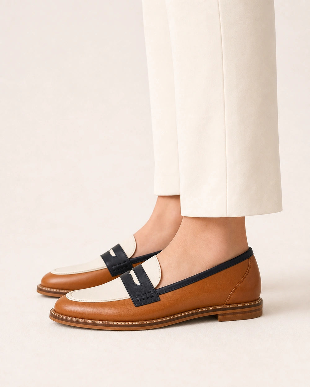 Mocasines marrón y crema de punta redonda — Imagen del producto 4