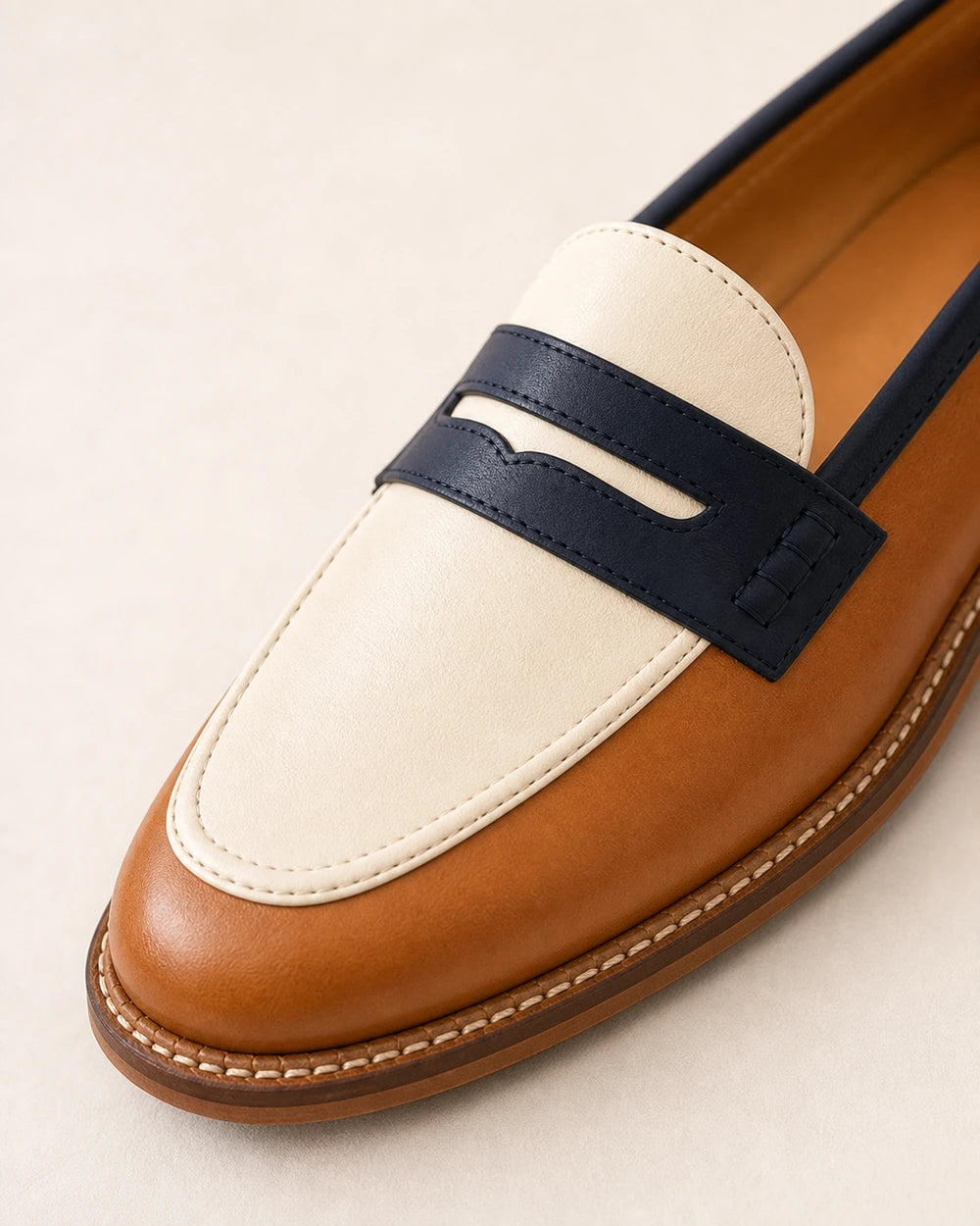 Mocasines marrón y crema de punta redonda — Imagen del producto 6