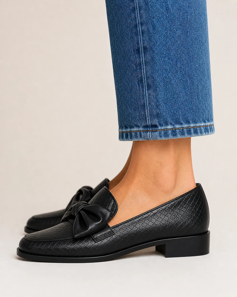Mocasines negros con lazo y tacón bajo — Imagen del producto 4