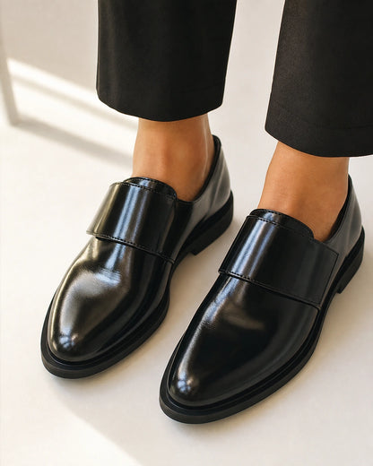Mocasines negros brillantes con correa — Imagen del producto 1