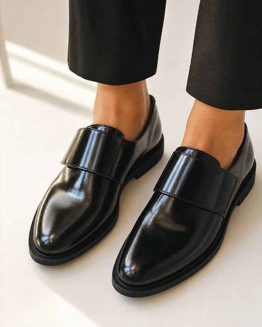 Mocasines negros brillantes con correa — Imagen del producto 1