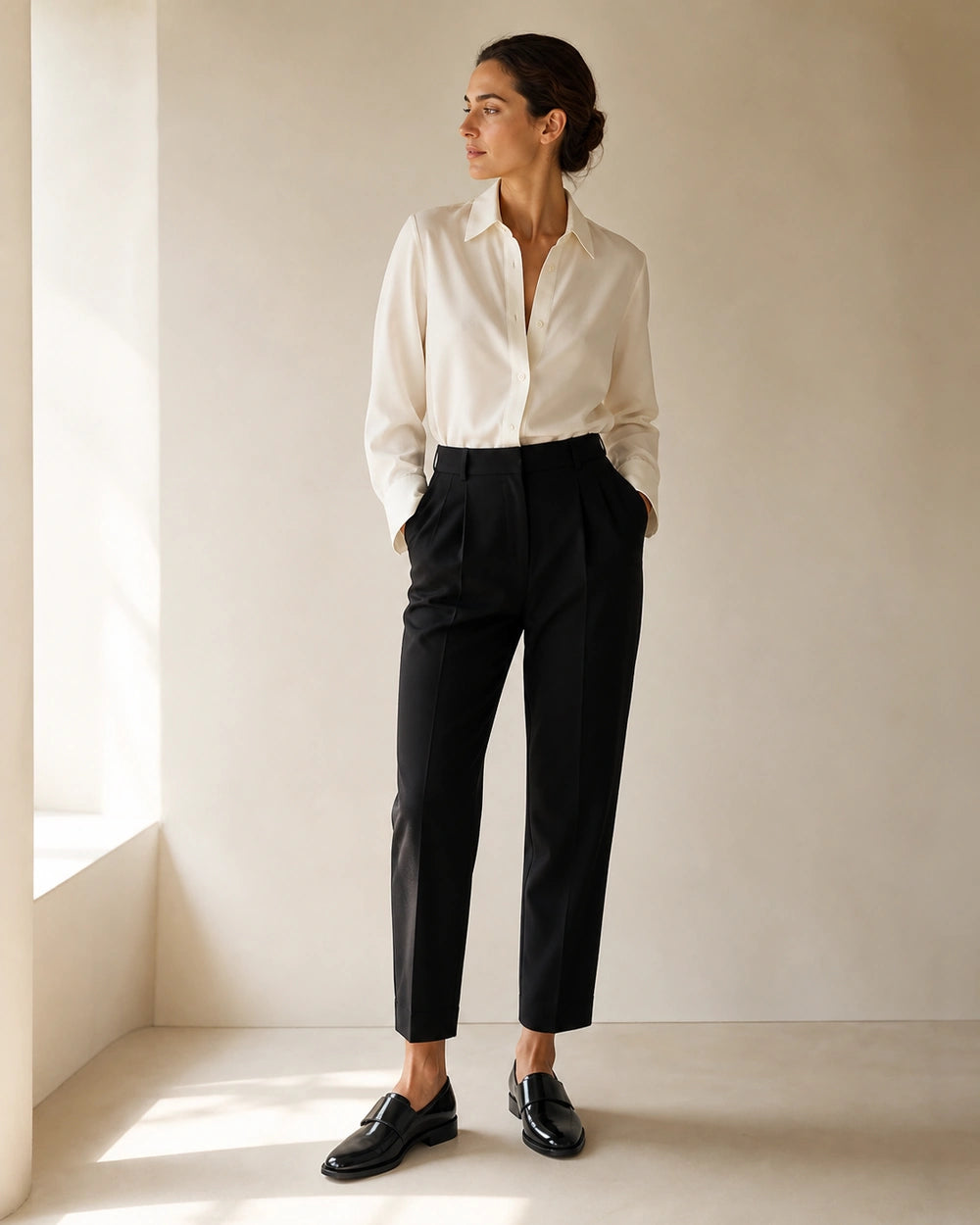 Mocasines negros brillantes con correa — Imagen del producto 2