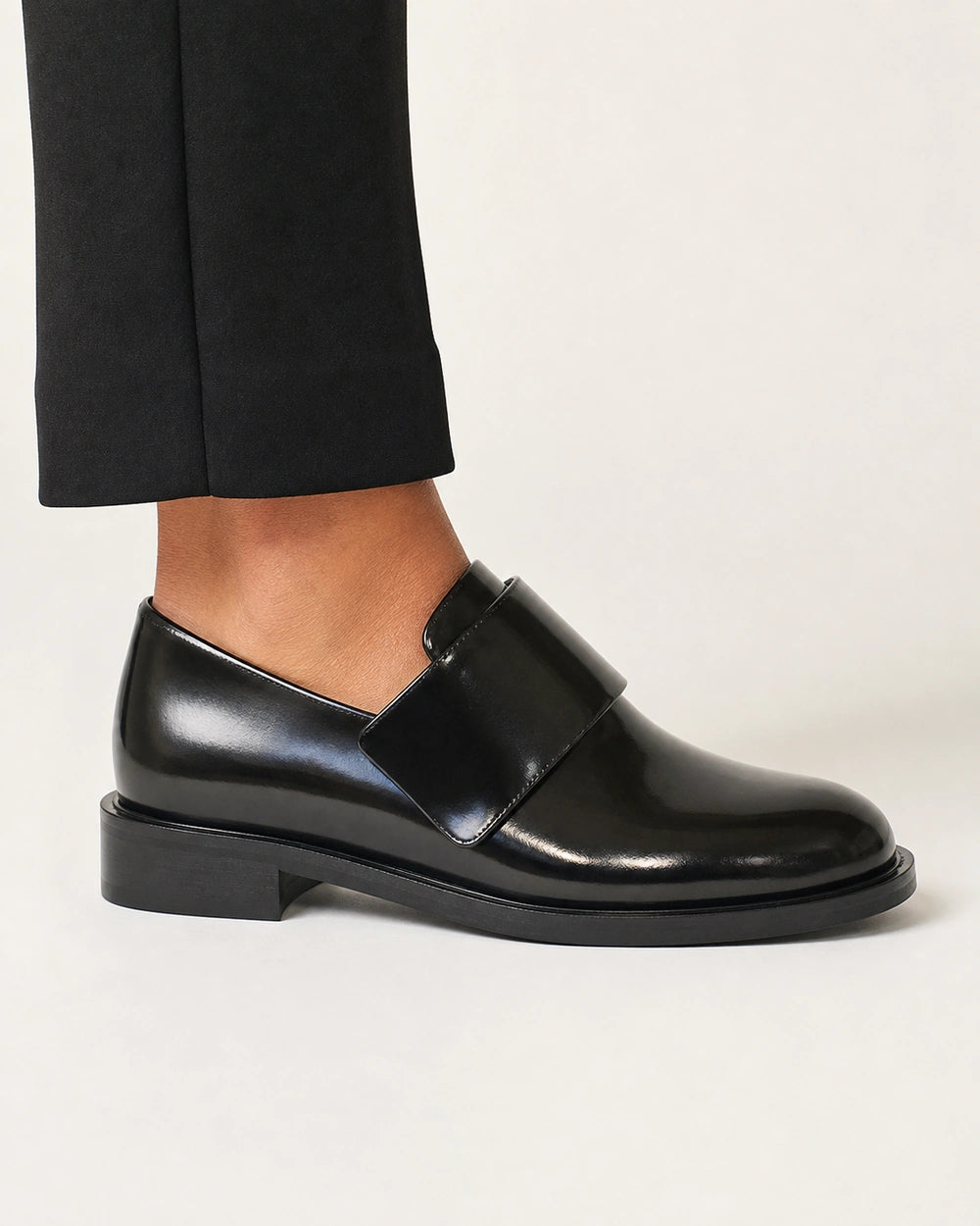 Mocasines negros brillantes con correa — Imagen del producto 4