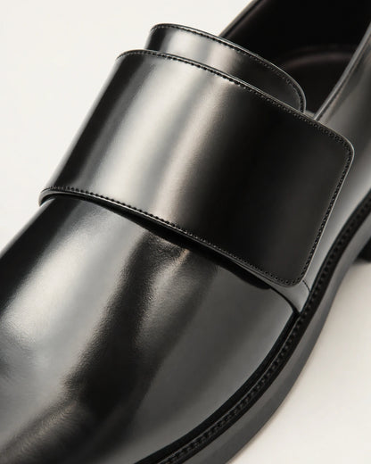 Mocasines negros brillantes con correa — Imagen del producto 6