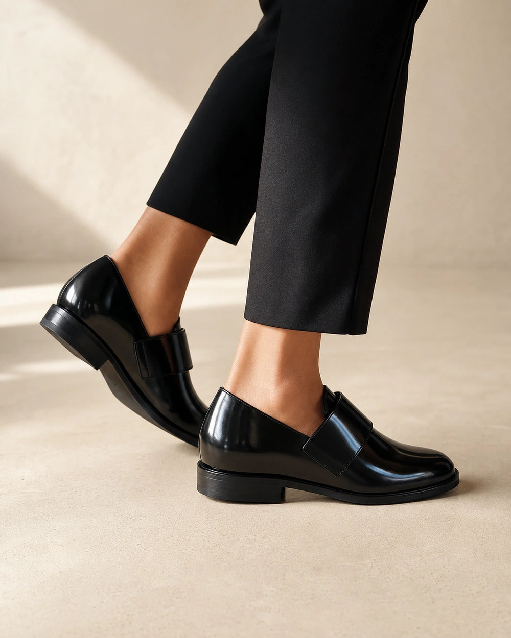 Mocasines negros brillantes con correa — Imagen del producto 7