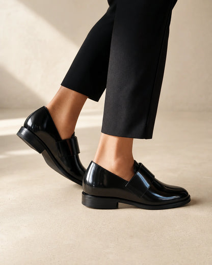 Mocasines negros brillantes con correa — Imagen del producto 7