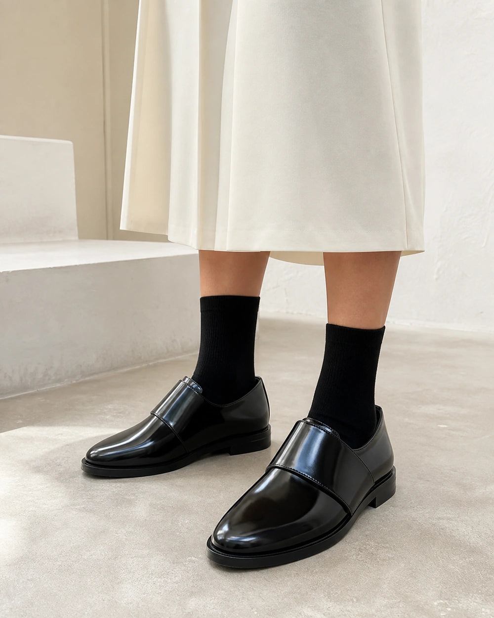 Mocasines negros brillantes con correa — Imagen del producto 8