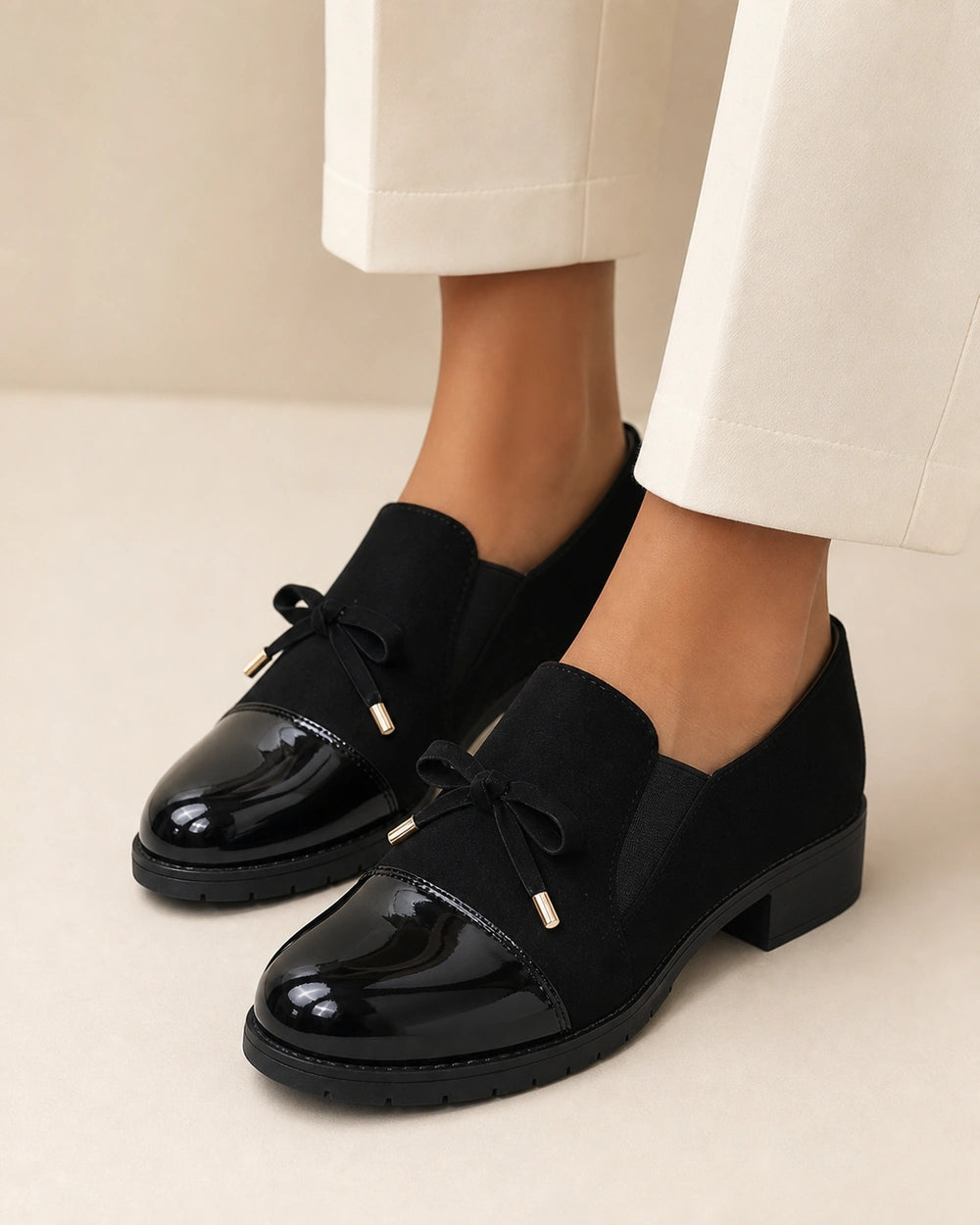 Mocasines con puntera brillante y lazo — Imagen del producto 1