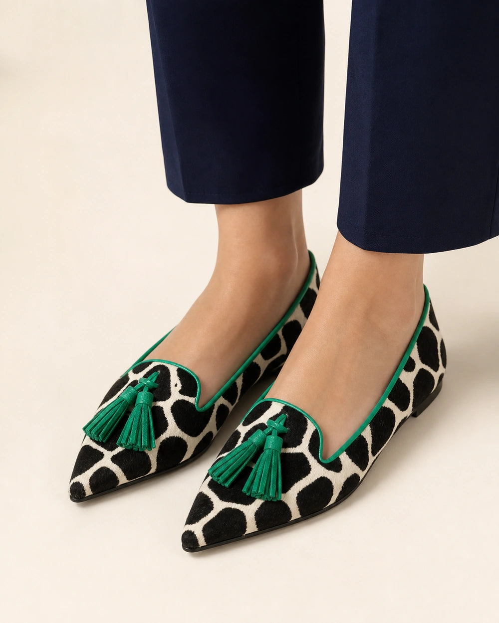 Mocasines de punta con estampado vaca y borlas — Imagen del producto 1