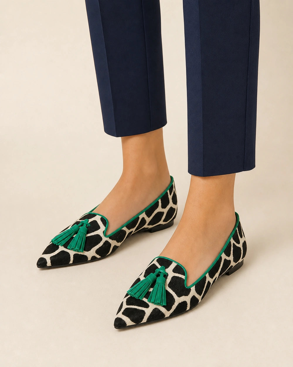 Mocasines de punta con estampado vaca y borlas — Imagen del producto 2