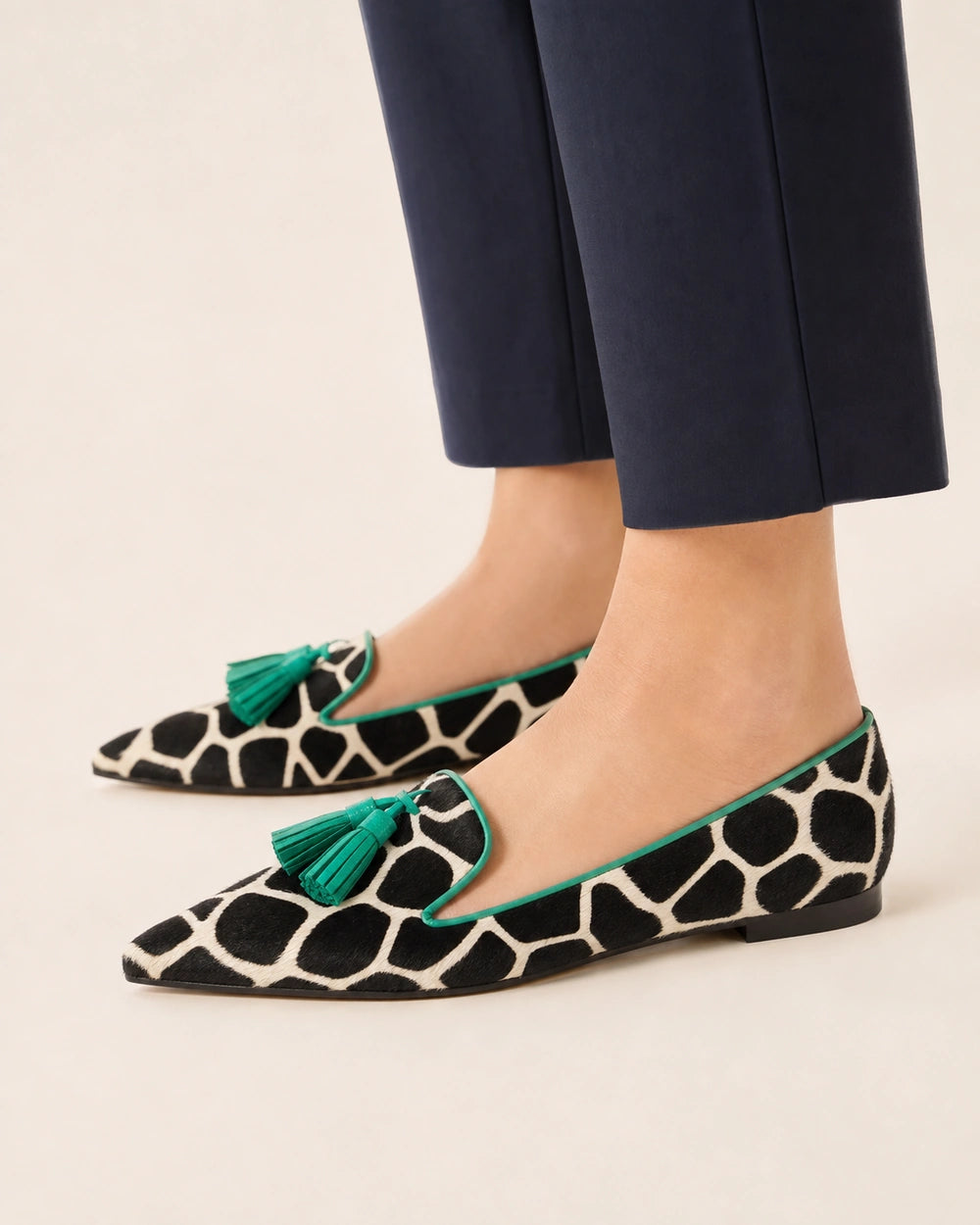 Mocasines de punta con estampado vaca y borlas — Imagen del producto 4