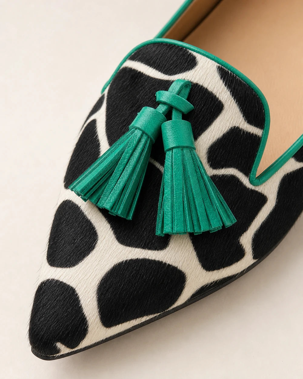 Mocasines de punta con estampado vaca y borlas — Imagen del producto 6