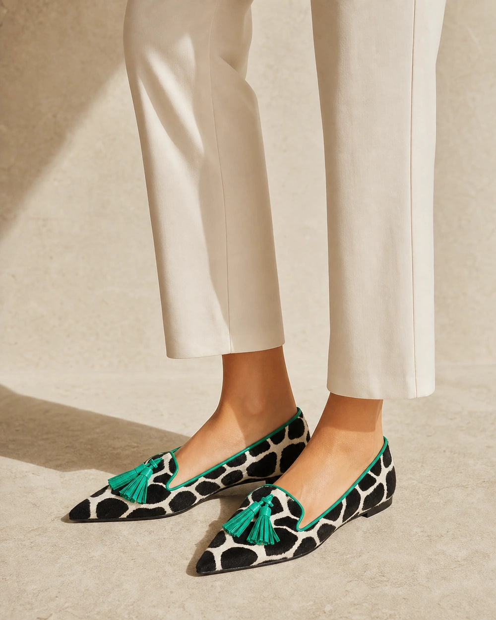 Mocasines de punta con estampado vaca y borlas — Imagen del producto 8