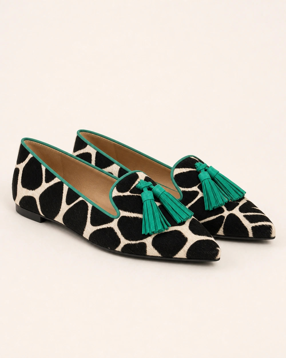 Mocasines de punta con estampado vaca y borlas — Imagen del producto 9