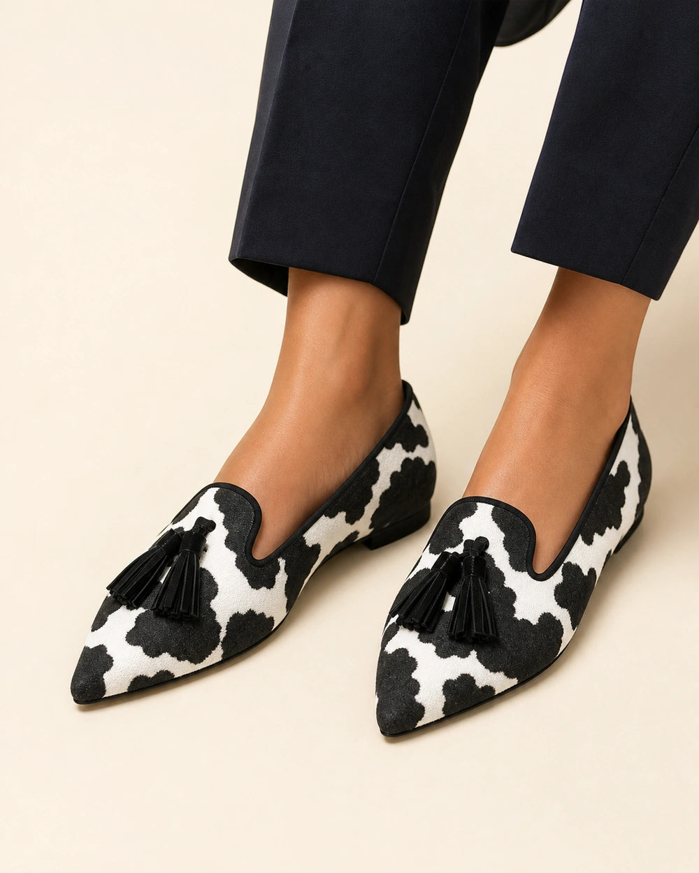 Mocasines de punta con estampado vaca y borlas — Imagen del producto 11