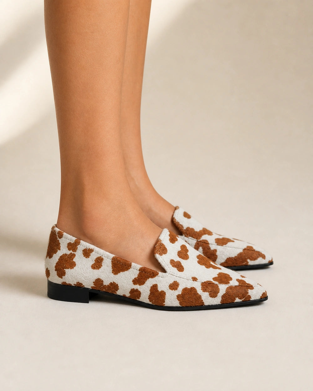 Mocasines de punta con estampado vaca — Imagen del producto 4