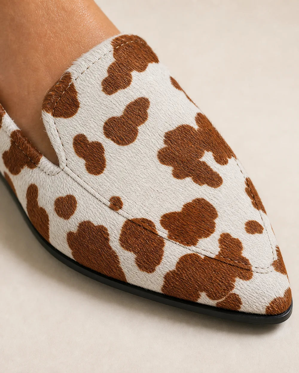 Mocasines de punta con estampado vaca — Imagen del producto 6