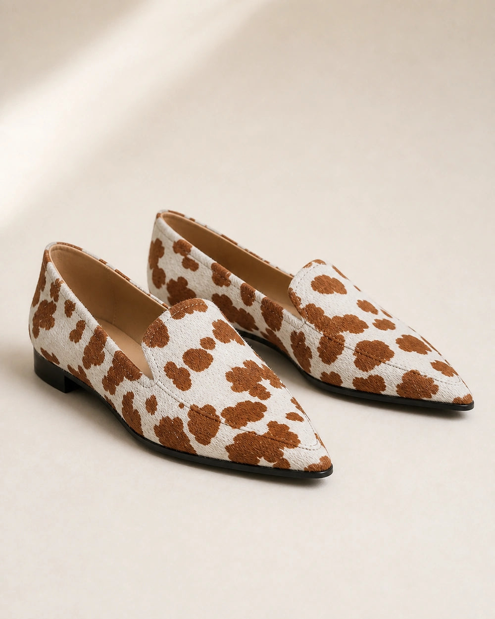 Mocasines de punta con estampado vaca — Imagen del producto 9
