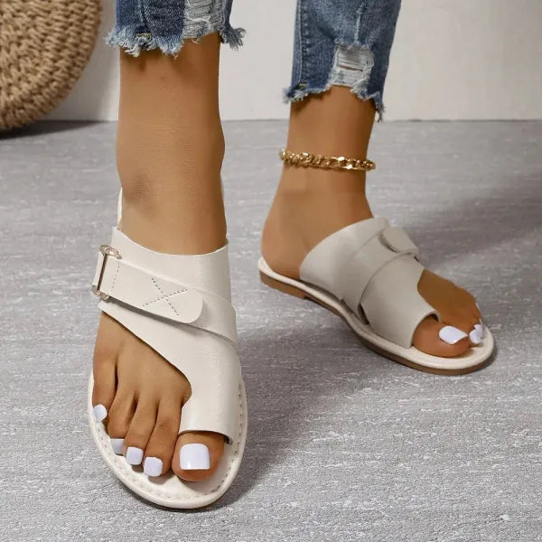 Sandalias Planas de Mujer – Cuero Negro Anillo en Dedo Hebilla Slide