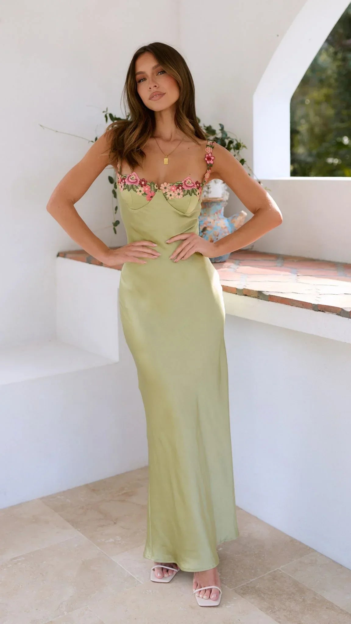 Carmelina | Vestido Largo Romántico de Satén Floral Bordado Escote Corazón Lencero